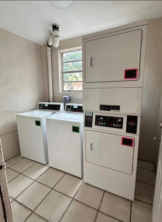 4655 Palm Ave, Unit Royal Palm in Hialeah, FL - Foto de edificio - Building Photo