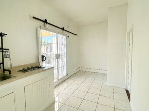 2177 W Crestwood Ln in Anaheim, CA - Foto de edificio - Building Photo