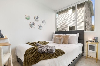 65 W Dravus St in Seattle, WA - Building Photo - Building Photo