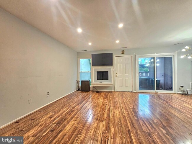 8077 Pantano Pl in Alexandria, VA - Foto de edificio - Building Photo