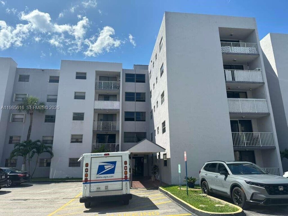 8185 NW 7th St in Miami, FL - Foto de edificio