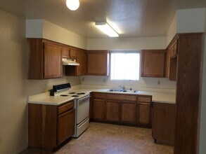 6205 S H St in Bakersfield, CA - Building Photo - Building Photo