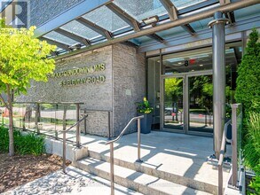 8 Fieldway Rd in Toronto, ON - Building Photo - Building Photo