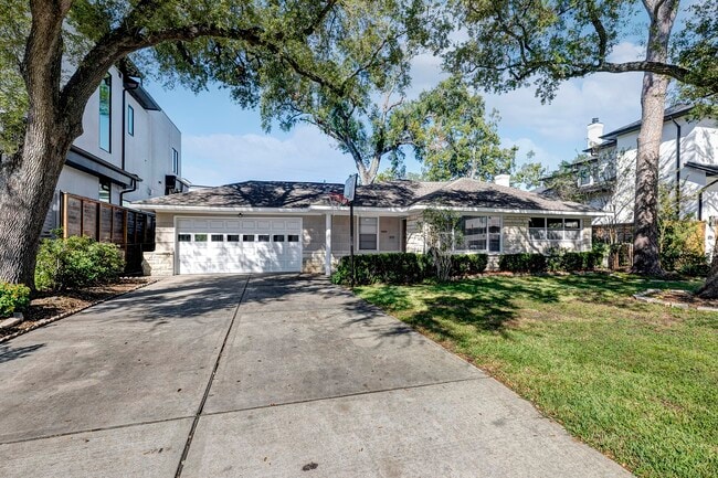 5004 Holt St in Bellaire, TX - Building Photo - Building Photo