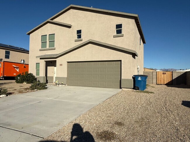 568 Holly St in Bullhead City, AZ - Building Photo - Building Photo