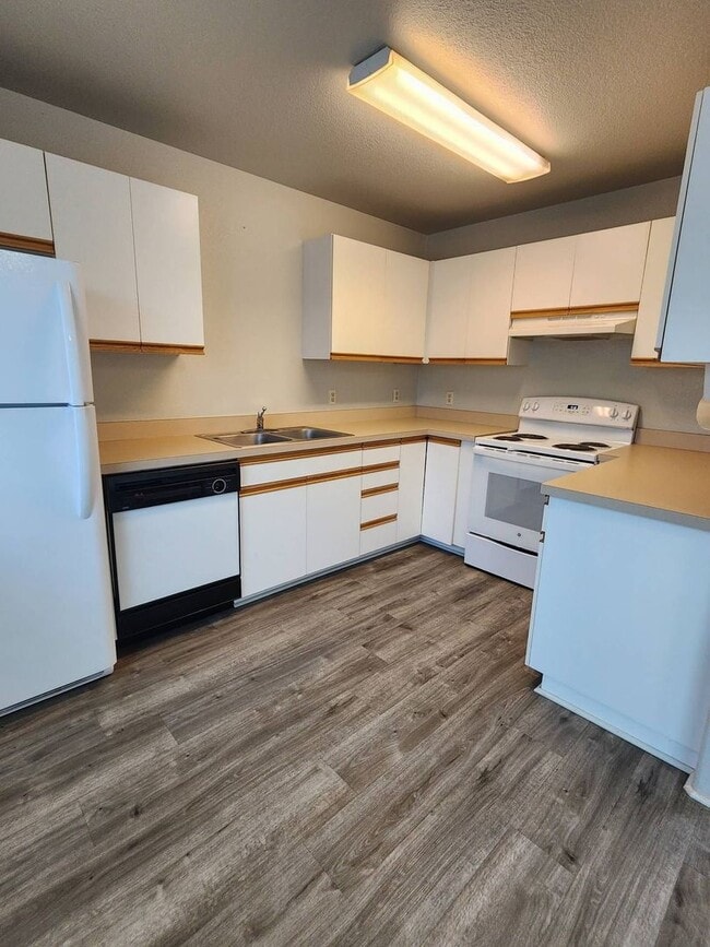 352 S Calapooia St in Sutherlin, OR - Building Photo - Building Photo