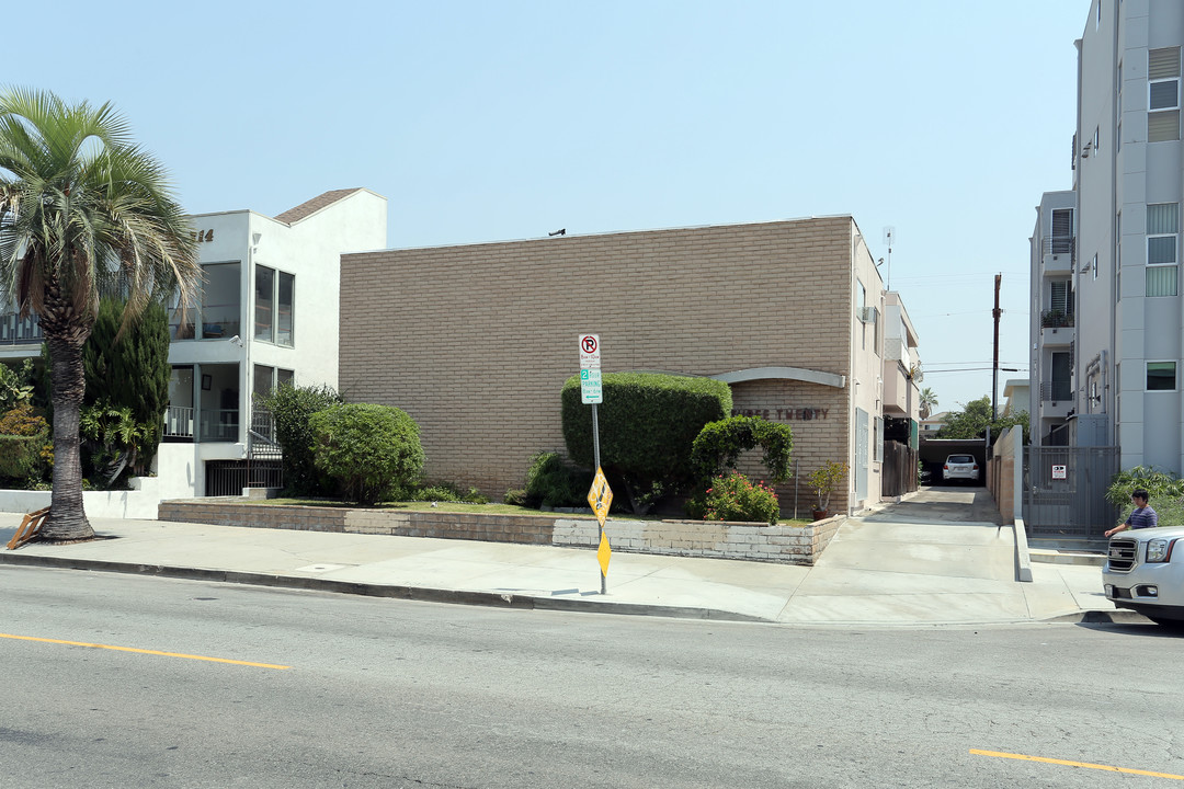 320 S Oxford Ave in Los Angeles, CA - Building Photo