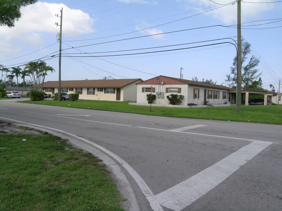 3803 Melaleuca Ln in Lake Worth, FL - Foto de edificio