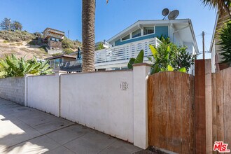 122 Montreal St in Los Angeles, CA - Building Photo - Building Photo