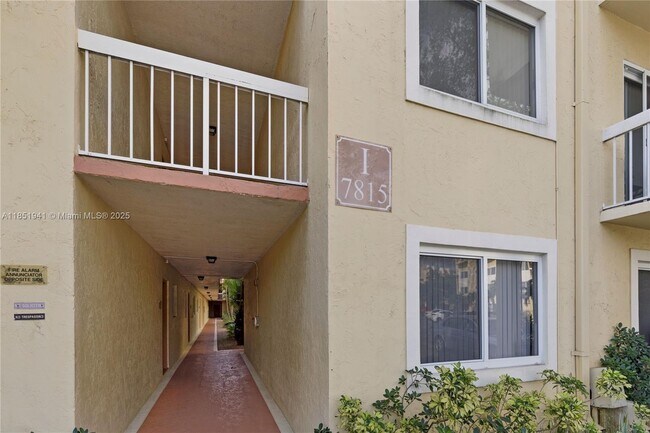7815 Camino Real in Coral Gables, FL - Building Photo - Building Photo