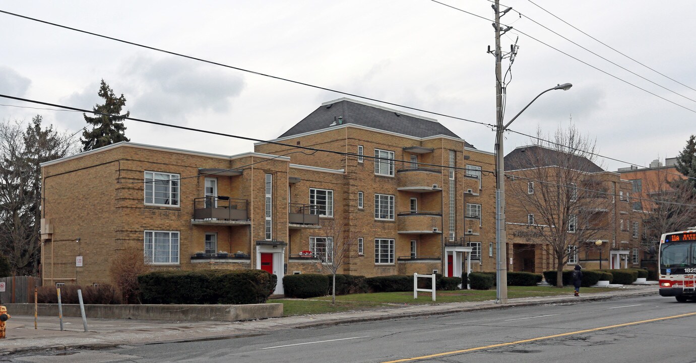 Garden Court Apartments in Toronto, ON - Building Photo