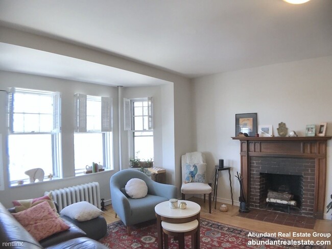 993 Memorial Dr-Unit -Apt 201 in Cambridge, MA - Building Photo - Building Photo