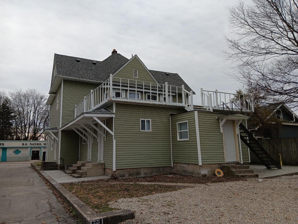 916 W Jackson St in Muncie, IN - Building Photo