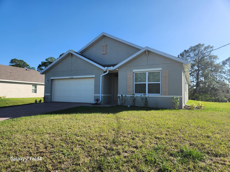 20580 Charles St in Alva, FL - Building Photo