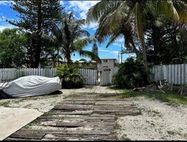 1721 McKinley St in Hollywood, FL - Building Photo