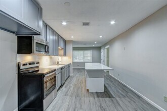 7531 Dixie Dr in Houston, TX - Foto de edificio - Building Photo