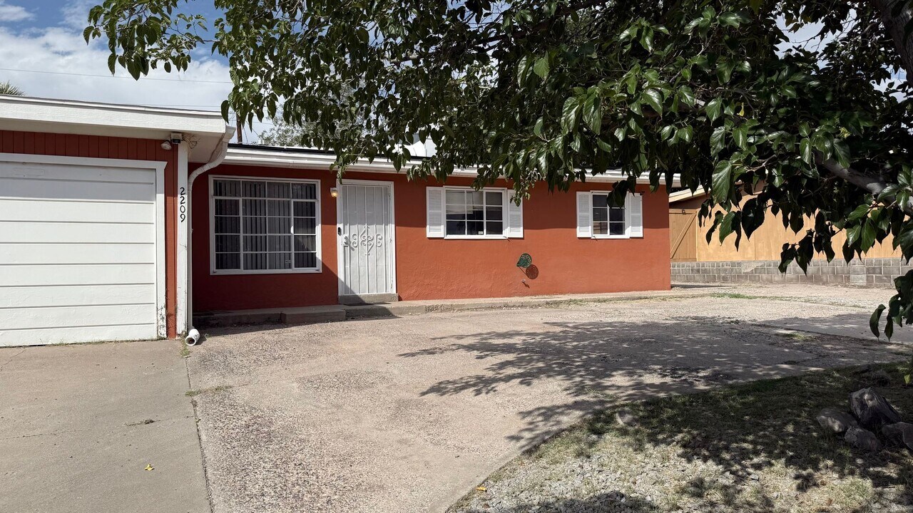 2209 Magnolia Dr in Las Cruces, NM - Building Photo