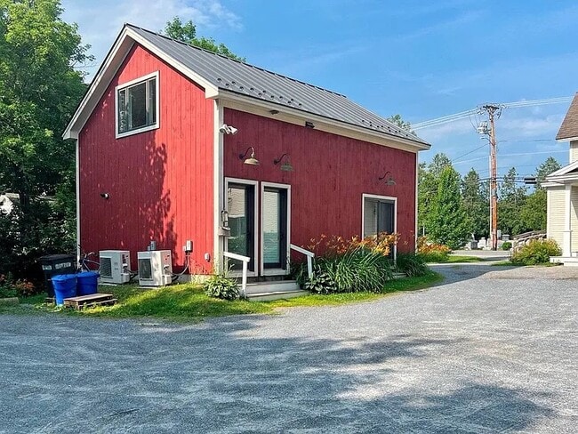233 Falls Rd, Unit B in Shelburne, VT - Building Photo - Building Photo