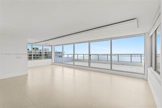 1541 Brickell Ave in Miami, FL - Building Photo - Building Photo