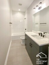 1050 W Cornelia Ave, Unit 201 in Chicago, IL - Building Photo - Building Photo