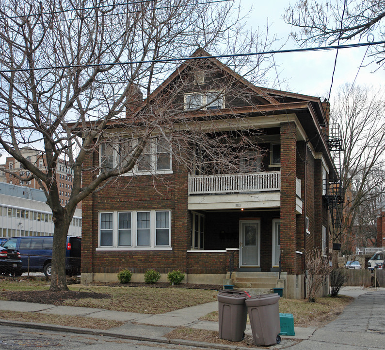 2621 Ashland Ave in Cincinnati, OH - Building Photo