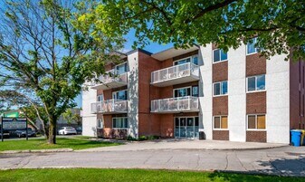 Garden Court Apartments in Sault Ste Marie, ON - Building Photo