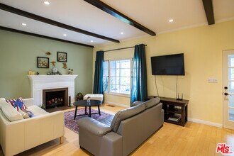 1059 E San Jose Ave in Burbank, CA - Foto de edificio - Building Photo