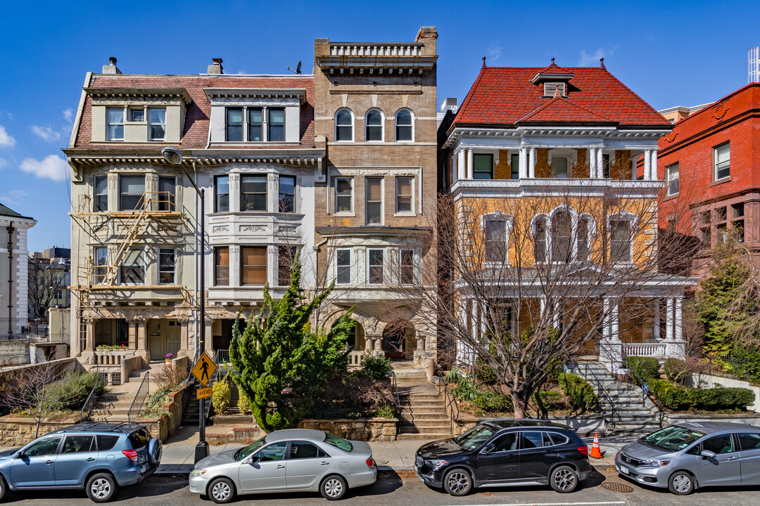 2011 Columbia Rd NW in Washington, DC - Building Photo