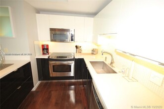 950 Brickell Bay Dr, Unit 1506 in Miami, FL - Foto de edificio - Building Photo