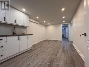 2793 Lindholm Crescent in Mississauga, ON - Building Photo - Building Photo
