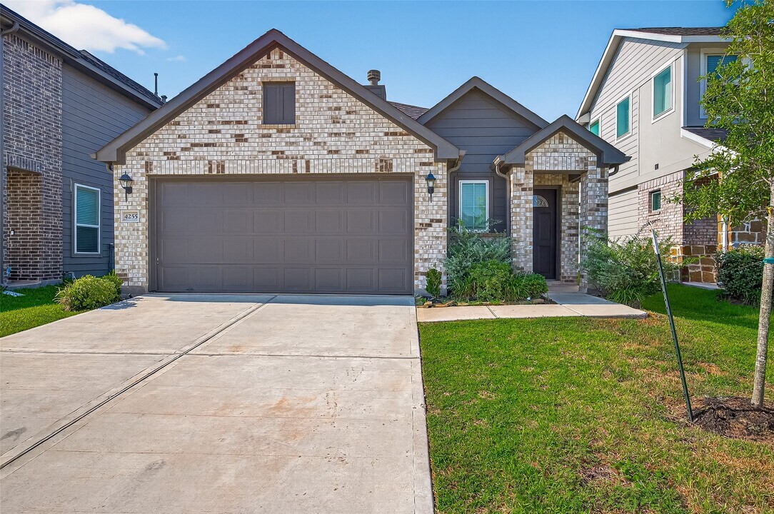 4255 Helmside Ln in Houston, TX - Foto de edificio