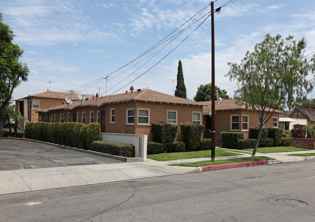 9831-9835 Maple St in Bellflower, CA - Building Photo