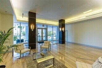 1228 West Ave, Unit 701 in Miami Beach, FL - Foto de edificio - Building Photo