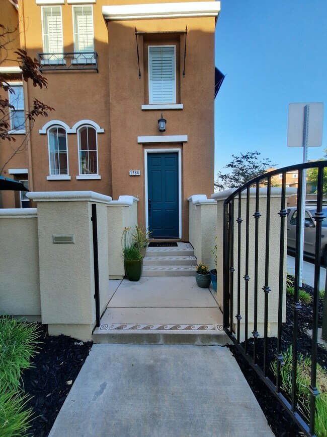 1764 Camino Real Way in Roseville, CA - Building Photo - Building Photo