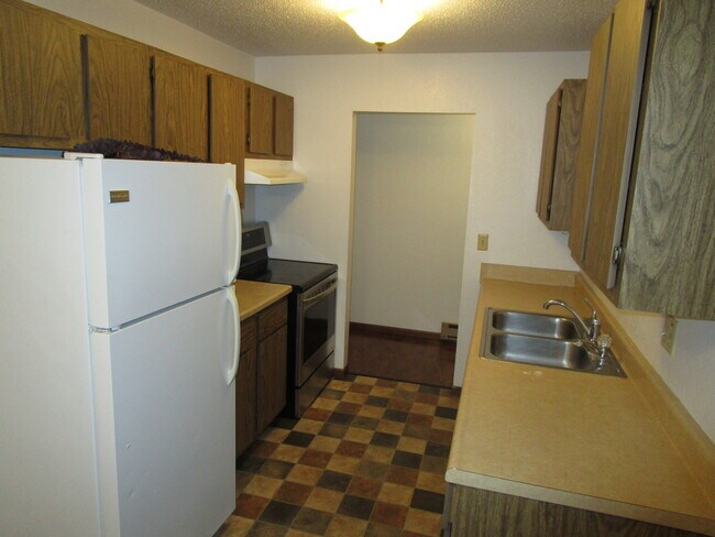 830 S Moore St in Blue Earth, MN - Foto de edificio - Building Photo