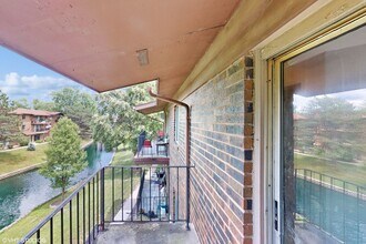 2432 Waterbury Dr in Woodridge, IL - Building Photo - Building Photo