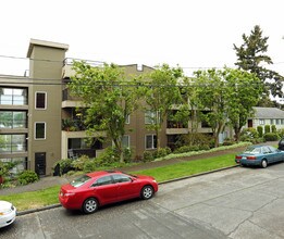 Nature's Haven: Rooftop, Views, Walk to pa... in Seattle, WA - Foto de edificio - Building Photo