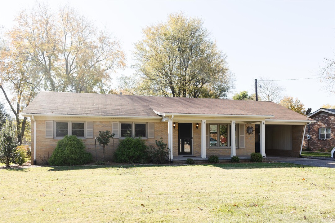 1613 Magnolia Dr in Murray, KY - Building Photo