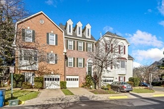 8015 Merry Oaks Ln in Vienna, VA - Building Photo - Building Photo