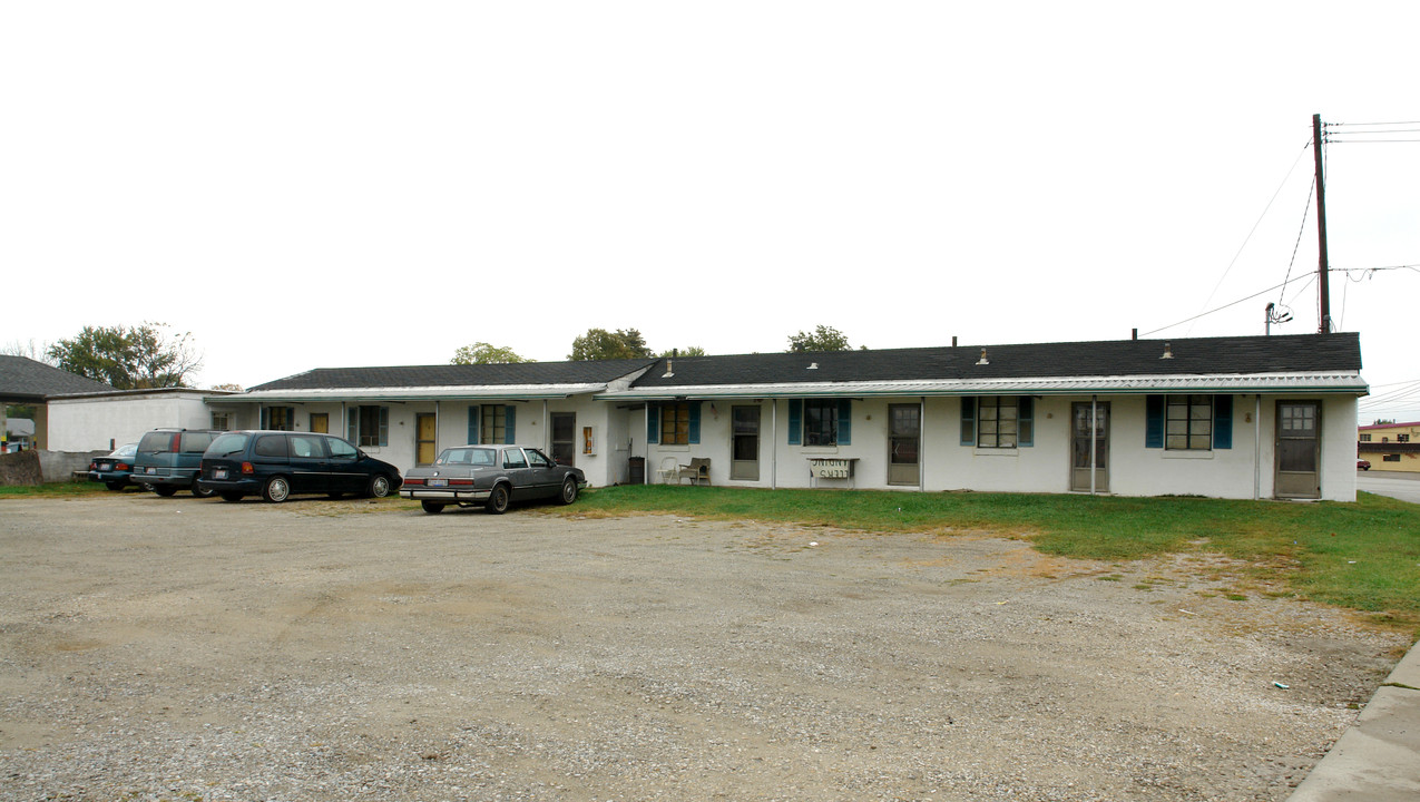 1002 Washington Blvd in Belpre, OH - Building Photo