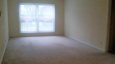 1913 W 1st St in Ankeny, IA - Foto de edificio - Building Photo