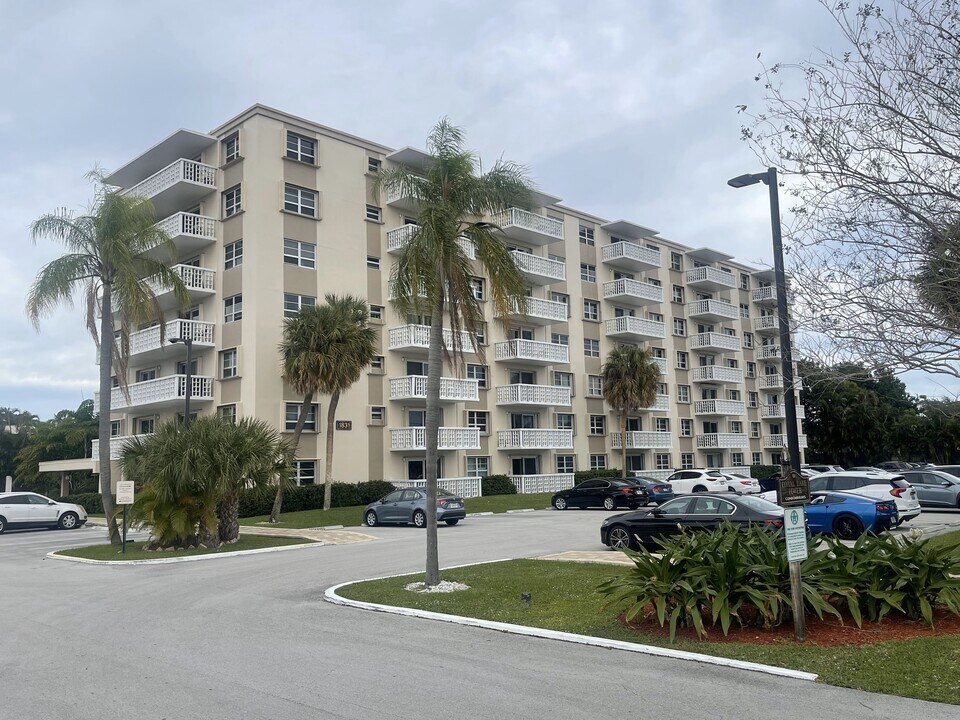 1831 NE 38th St, Unit Coral Lake Tower in Fort Lauderdale, FL - Foto de edificio
