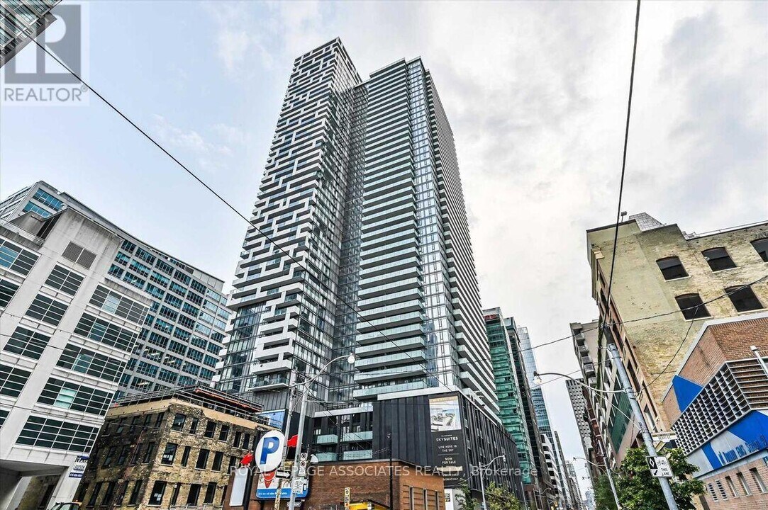 25-2425 Richmond St E in Toronto, ON - Building Photo