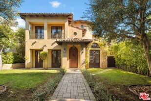 823 Yale St in Santa Monica, CA - Building Photo