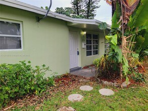 2504 NW 9th Ln, Unit 2 in Wilton Manors, FL - Foto de edificio - Building Photo