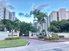 16919 N Bay Rd in Sunny Isles Beach, FL - Building Photo - Building Photo