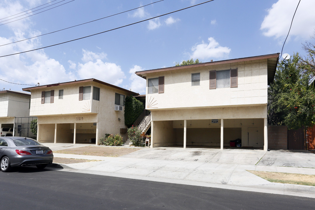 20609 Hartland St in Winnetka, CA - Foto de edificio