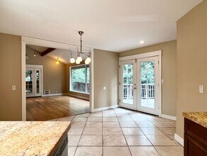 10340 Fischer Pl NE in Seattle, WA - Building Photo - Building Photo