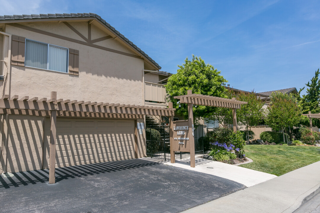 Lawrence Arms Apartments in Santa Clara, CA - Building Photo