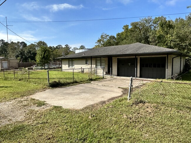 1680 S Ann St, Unit A in Sour Lake, TX - Building Photo - Building Photo